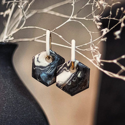 Kolczyki z czarnej i białej porcelany w technice nerikomi #1 - Alike Pottery Studio