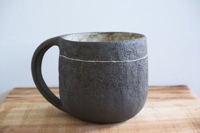 Ceramiczny Kubek z Uszkiem – Ręcznie Lepiony, Ciemnobrązowa Kamionka | Styl Wabi Sabi | 380ml