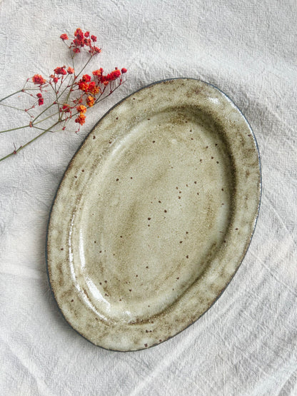 Owalny talerz ceramiczny 18,5 × 13 cm – ręcznie robiony