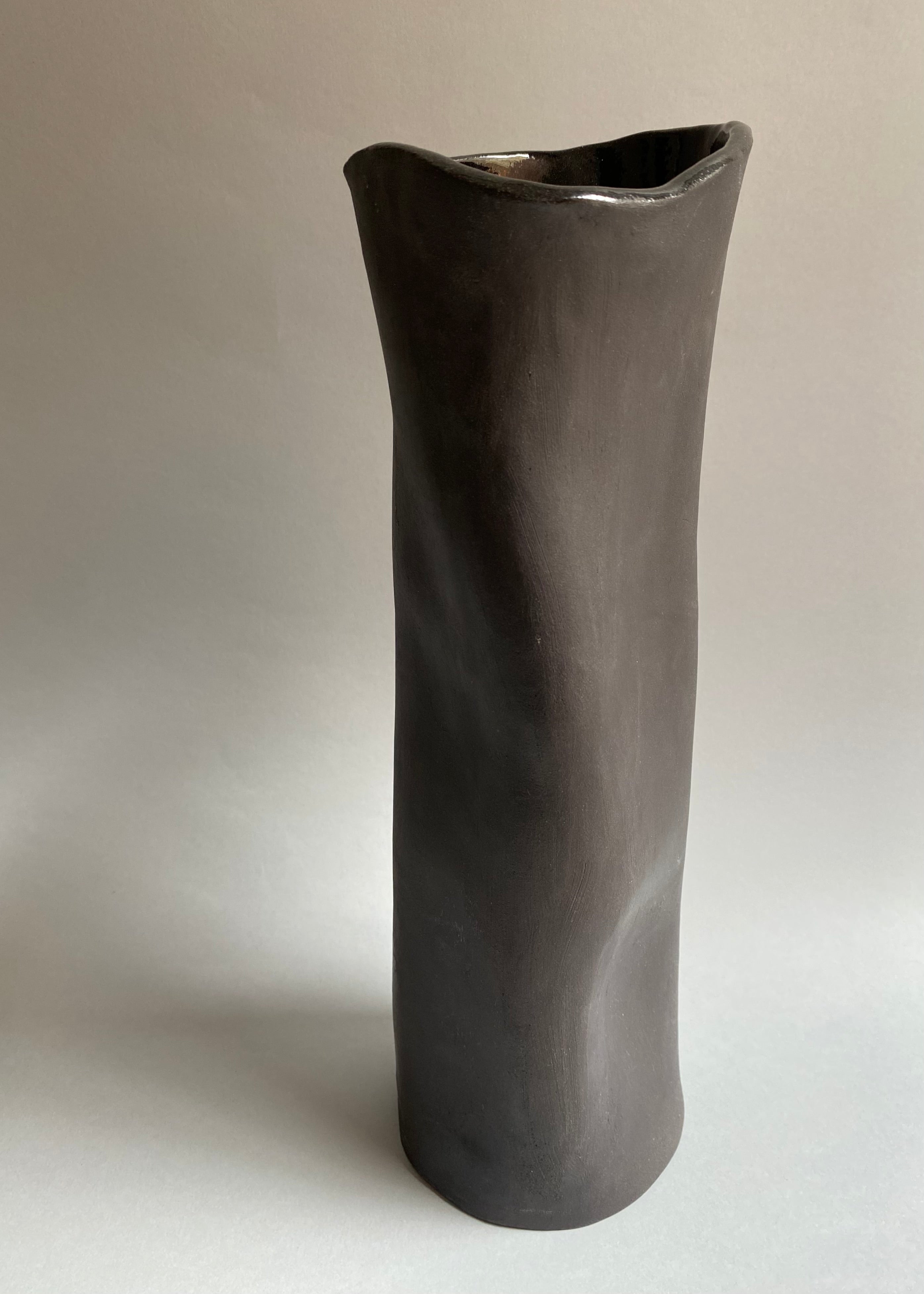 Wazon czarny gięty wysoki nr 1