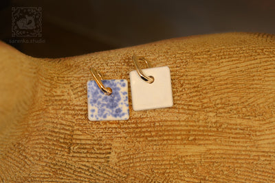 Porcelanowe kolczyki nakrapiane błękitem paryskim #6 - Alike Pottery Studio