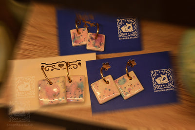 Kolczyki porcelanowe, midi kafle. Pastelowe różowe tło oraz błękity i fiolety #8 - Alike Pottery Studio