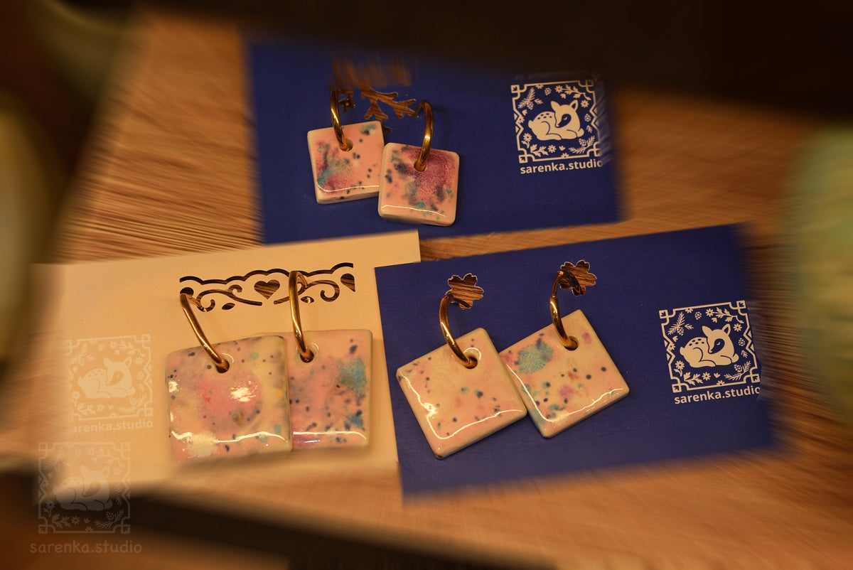 Kolczyki porcelanowe, maxi kafle. Pastelowo różowe tło oraz błękity i fiolety #9