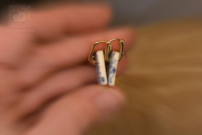 Porcelanowe kolczyki nakrapiane błękitem paryskim #6 - Alike Pottery Studio