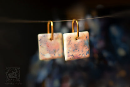 Kolczyki porcelanowe, maxi kafle. Pastelowo różowe tło oraz błękity i fiolety #9