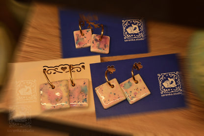 Kolczyki porcelanowe, mini kafelki. Pastelowo różowe tło oraz błękity i fiolety #4