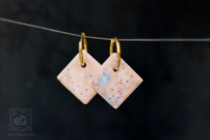 Kolczyki porcelanowe, midi kafle. Pastelowe różowe tło oraz błękity i fiolety #8