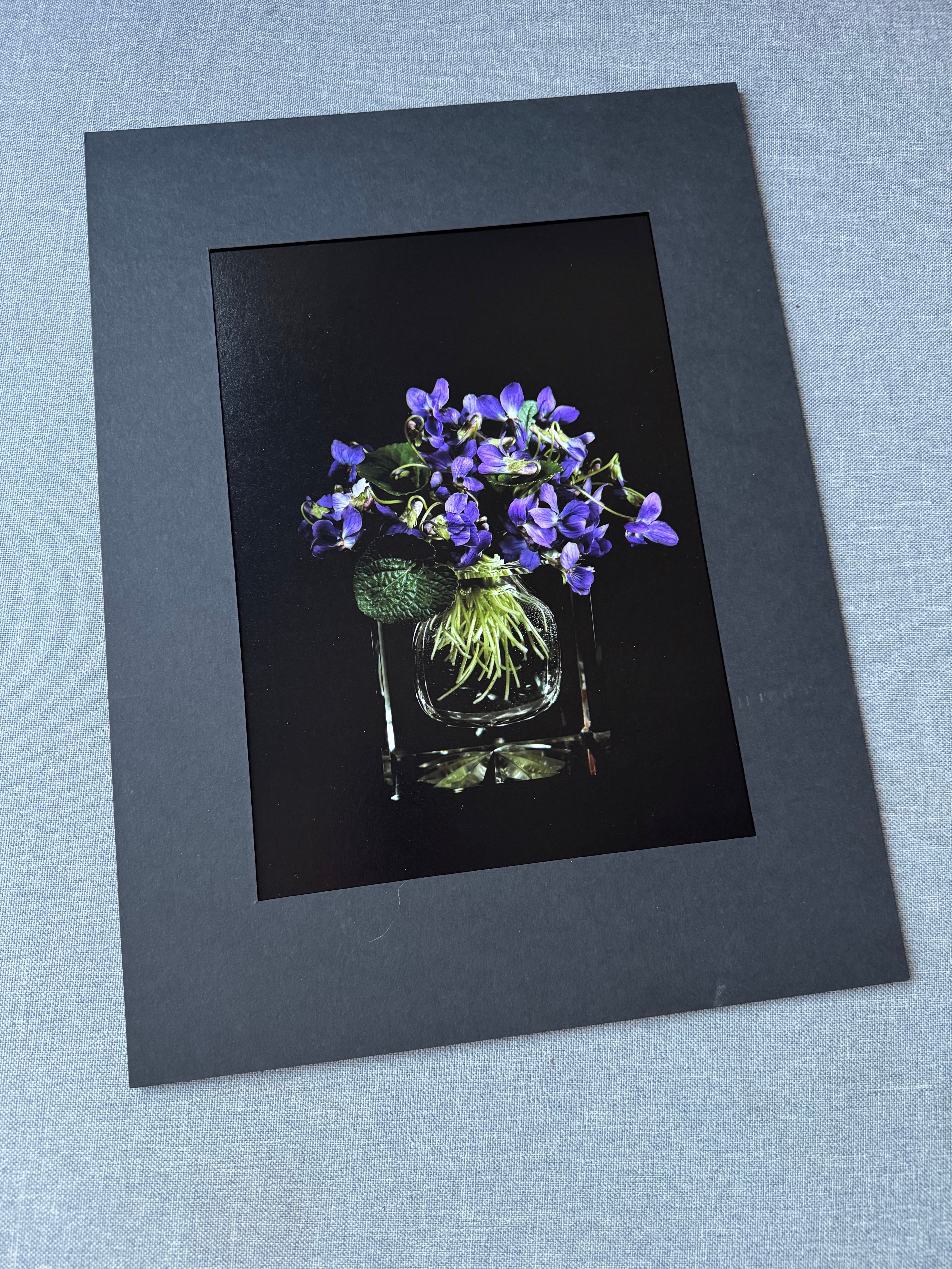 Fiołki w kryształowym kałamarzu