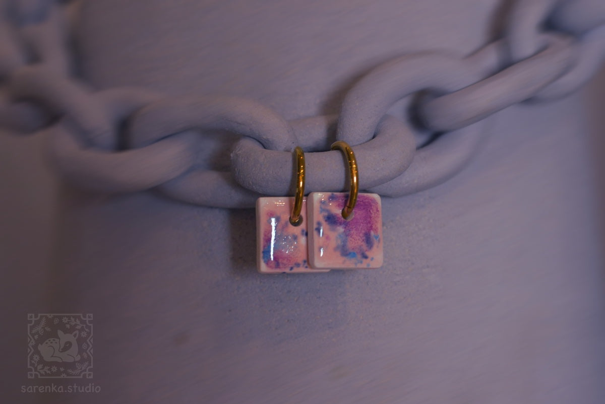 Kolczyki porcelanowe, mini kafelki. Pastelowo różowe tło oraz błękity i fiolety #4