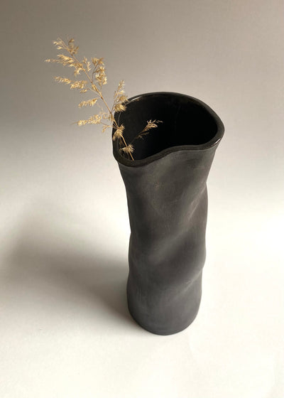 Wazon czarny gięty wysoki nr 2 - Alike Pottery Studio