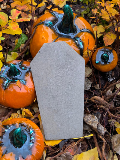 Nagrobek Rest in Pepperoni - Halloweenowa dekoracja lub patera na przekąski