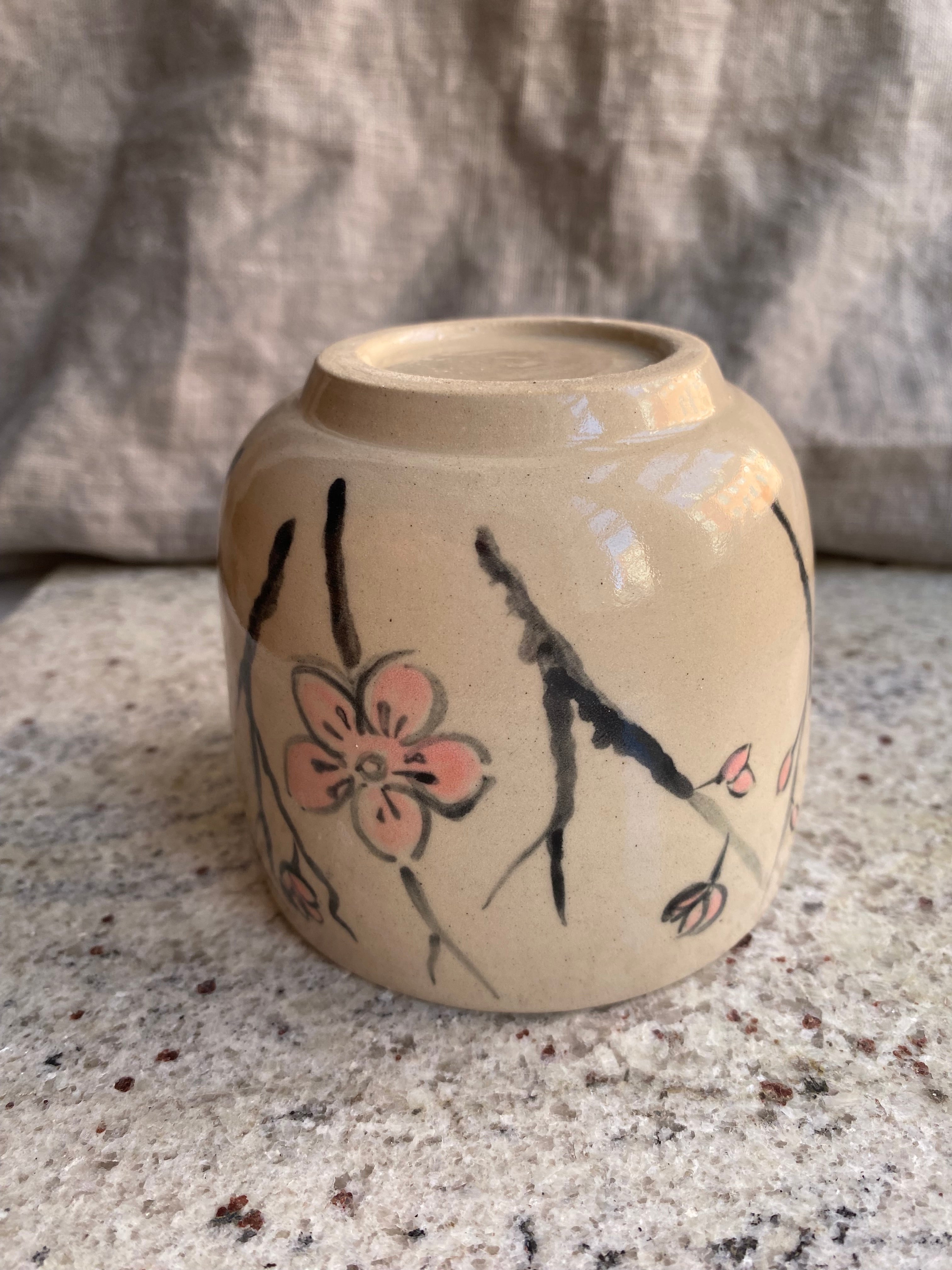 Czarka yunomi z kamionki kwiaty śliwy szeroka - Alike Pottery Studio