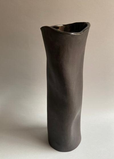 Wazon czarny gięty wysoki nr 1 - Alike Pottery Studio