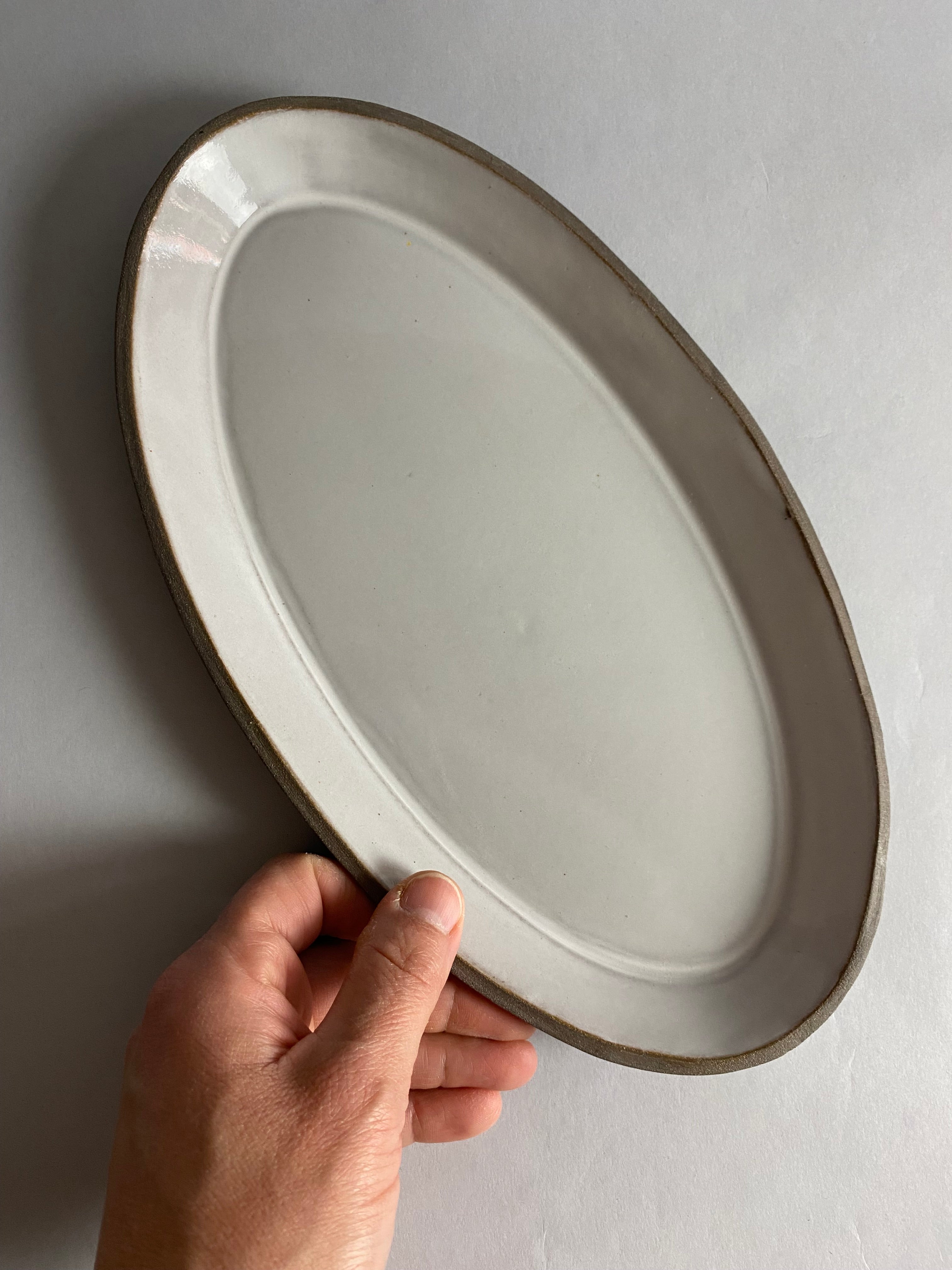 Minimalistyczny półmisek z szarej gliny kamionkowej - Alike Pottery Studio