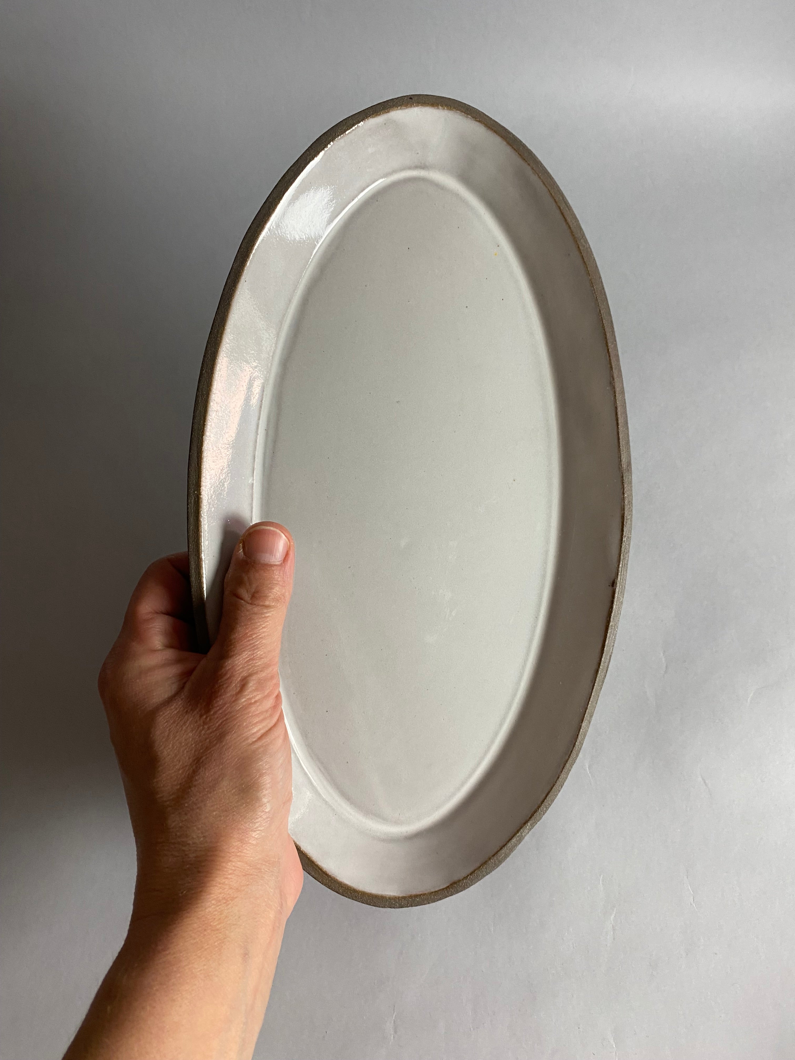 Minimalistyczny półmisek z szarej gliny kamionkowej - Alike Pottery Studio