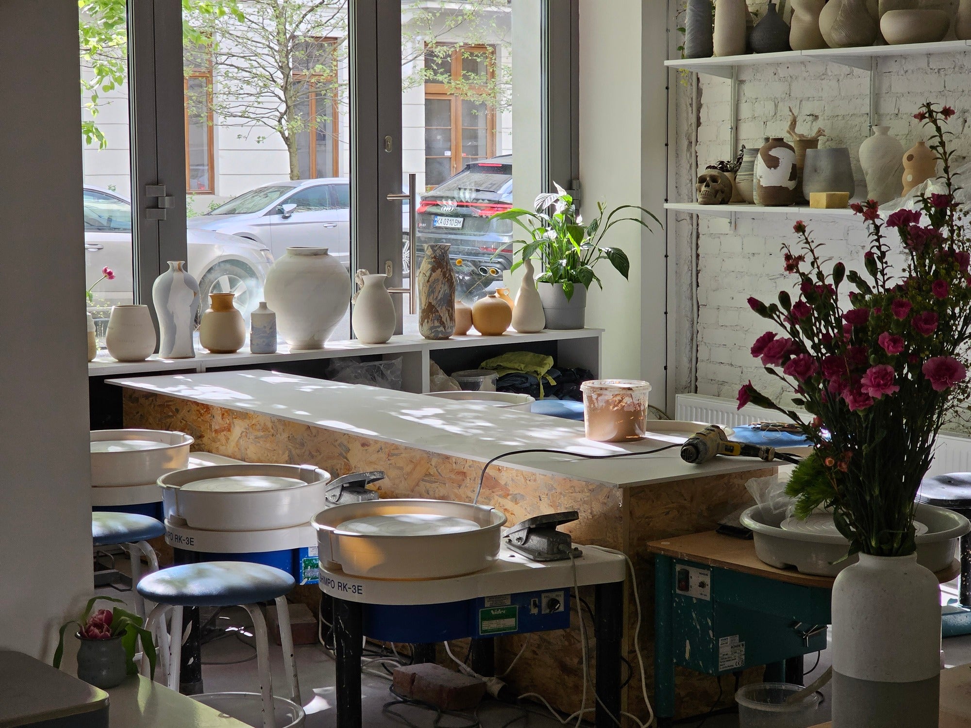 Ceramika w kadrze - Alike Pottery Studio