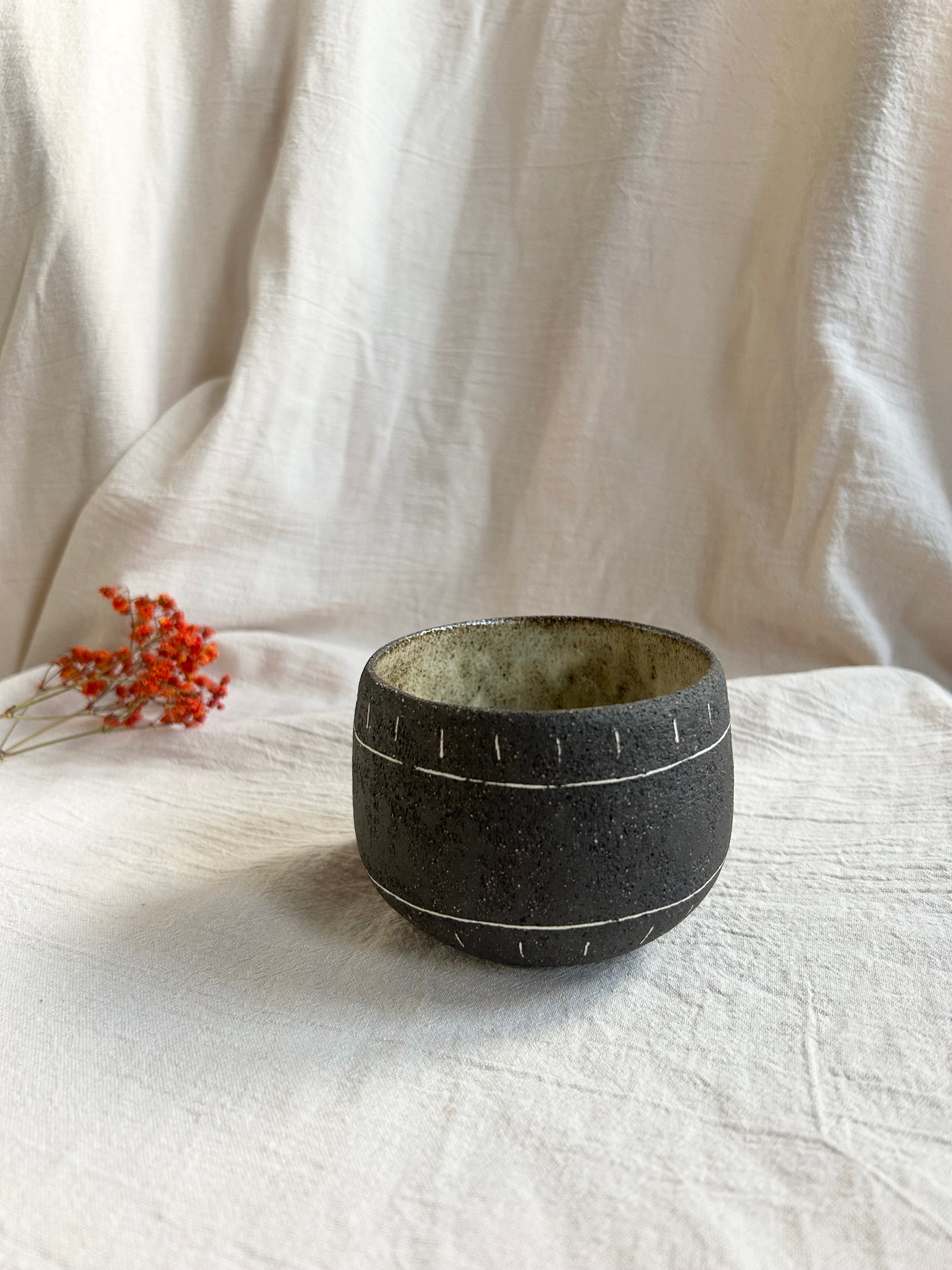 Ceramiczny Kubek Wabi Sabi – Ręcznie Robiony z Kamionki | Idealny na Kawę, Herbatę i Matchę | 250ml - Alike Pottery Studio
