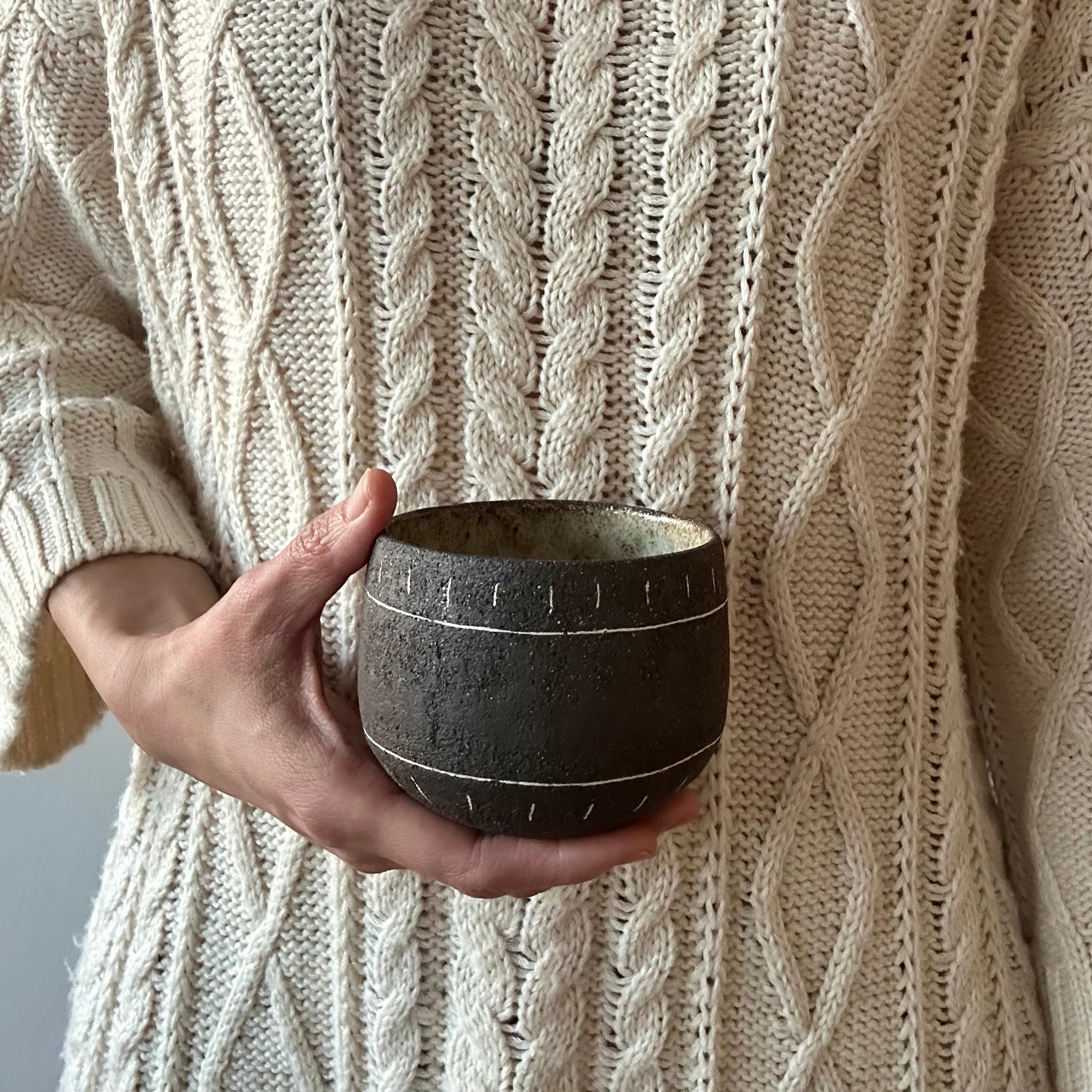 Ceramiczny Kubek Wabi Sabi – Ręcznie Robiony z Kamionki | Idealny na Kawę, Herbatę i Matchę | 250ml - Alike Pottery Studio