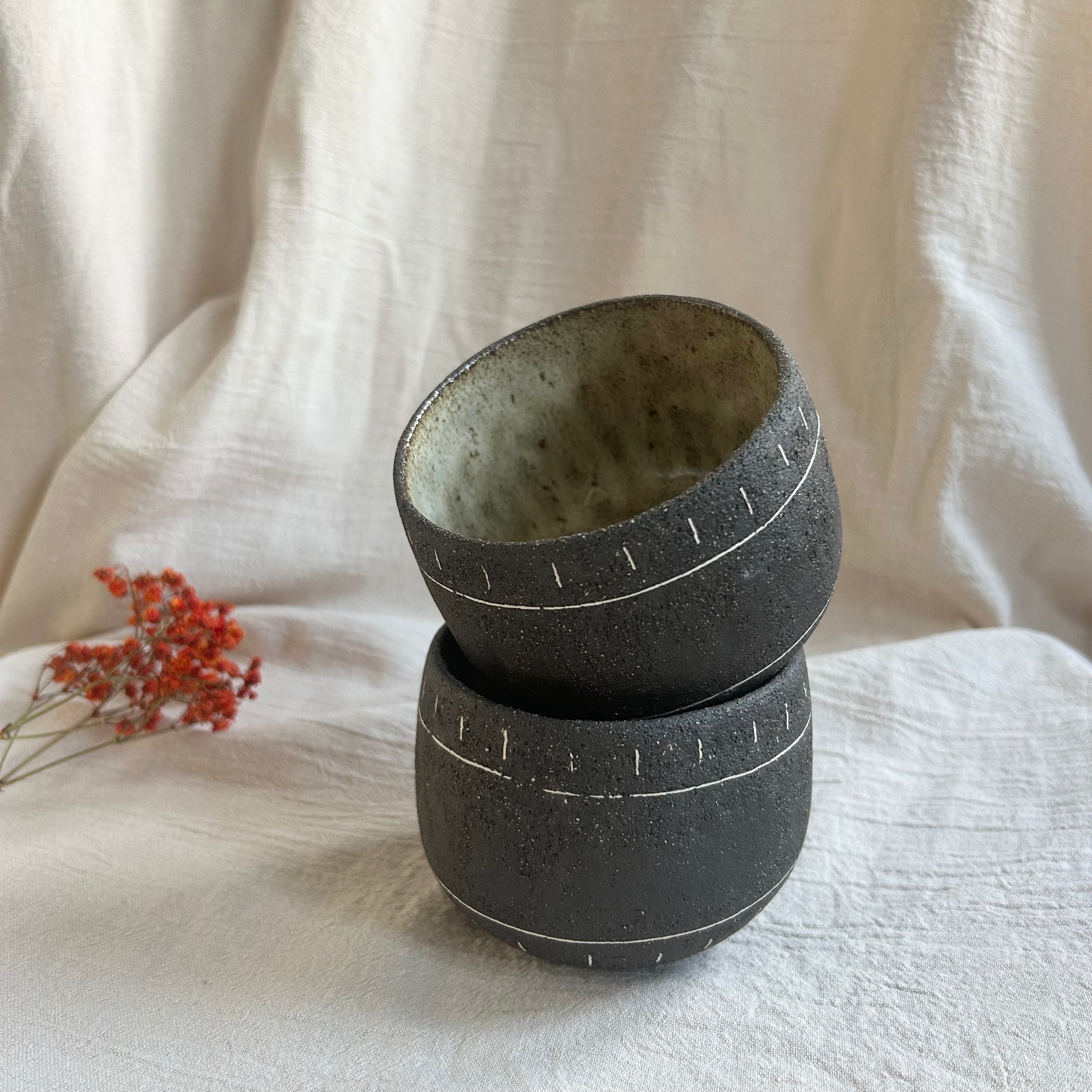 Ceramiczny Kubek Wabi Sabi – Ręcznie Robiony z Kamionki | Idealny na Kawę, Herbatę i Matchę | 250ml - Alike Pottery Studio