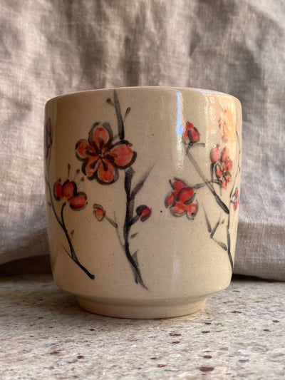 Czarka yunomi z kamionki kwiaty śliwy - Alike Pottery Studio