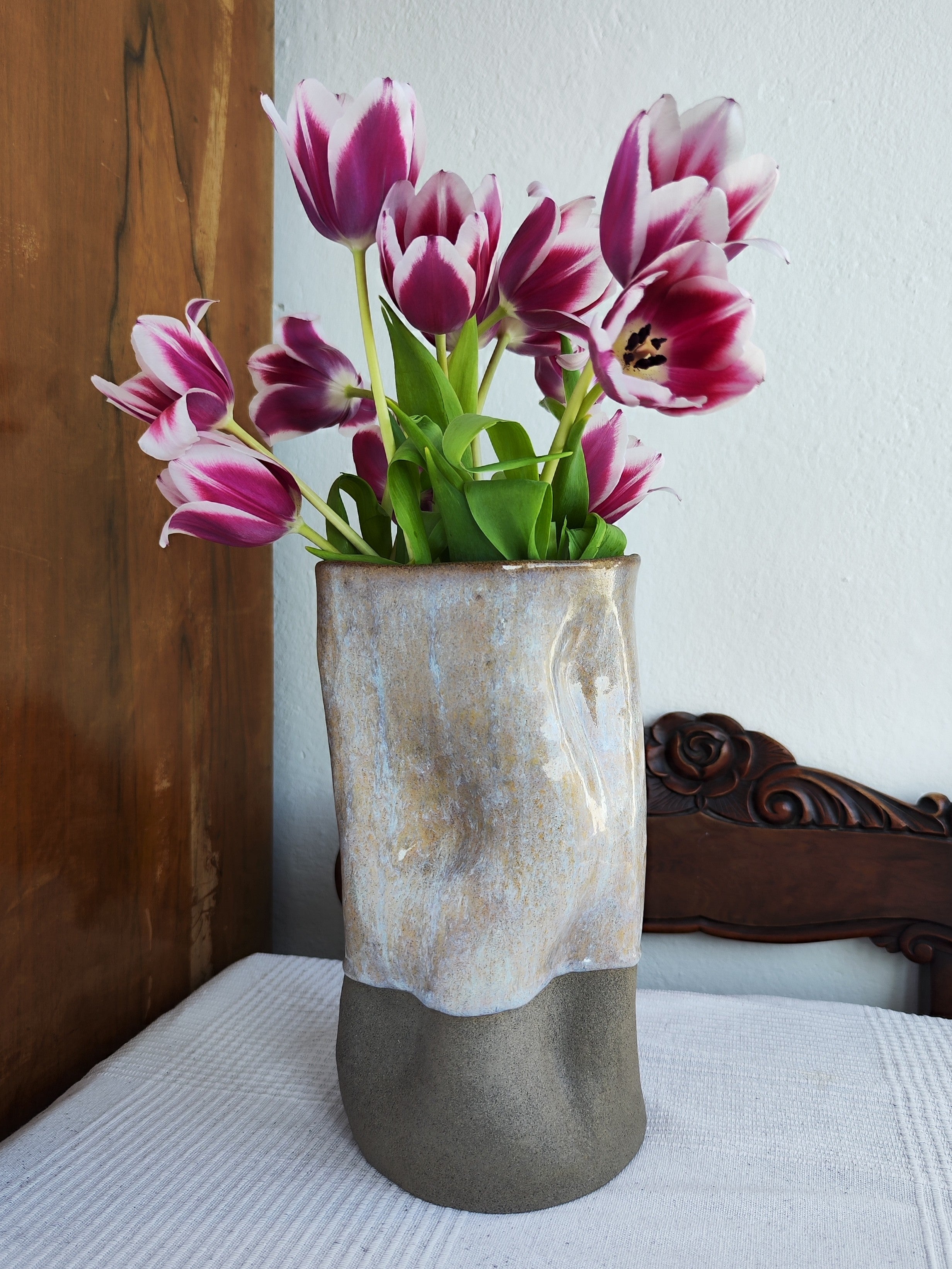 Duży szary gnieciony wazon z błyszczącym wykończeniem - Alike Pottery Studio
