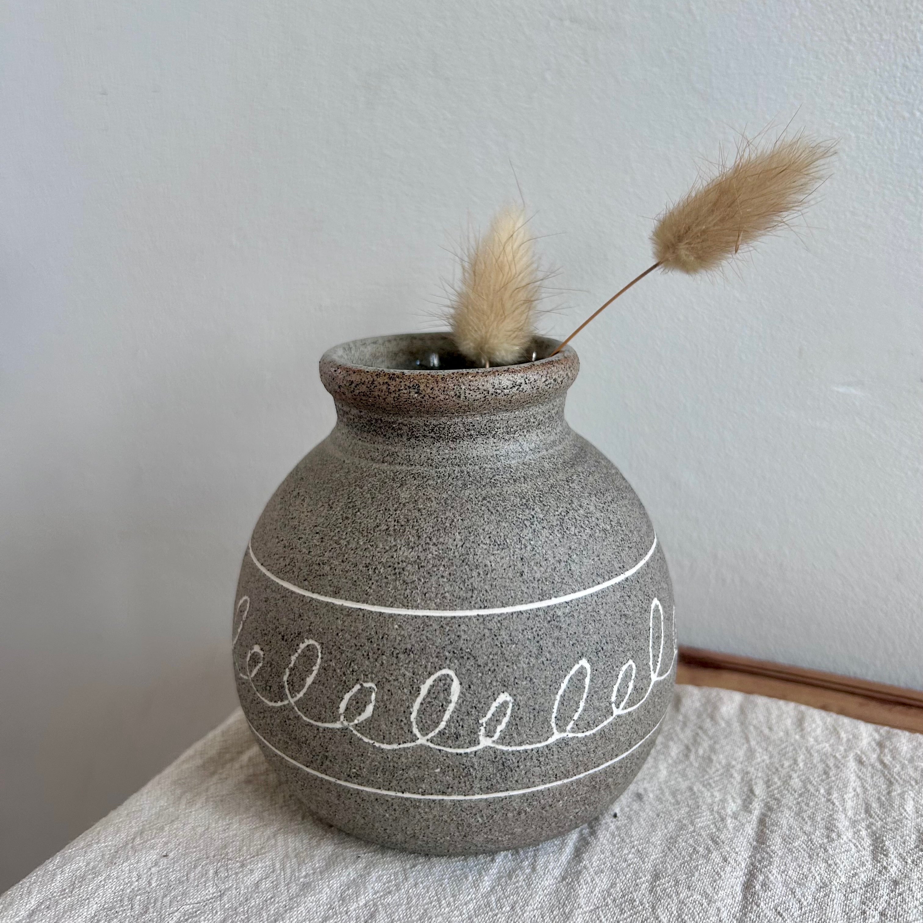 Ceramiczny Wazonik Wabi Sabi – Toczony na Kole, Szara Kamionka z Dekoracją Mishima | Styl Japandi | wys. 9 cm - Alike Pottery Studio