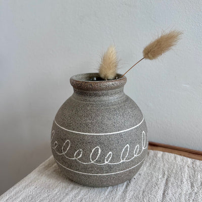 Ceramiczny Wazonik Wabi Sabi – Toczony na Kole, Szara Kamionka z Dekoracją Mishima | Styl Japandi | wys. 9 cm - Alike Pottery Studio