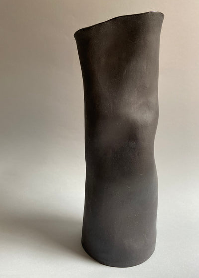 Wazon czarny gięty wysoki nr 2 - Alike Pottery Studio