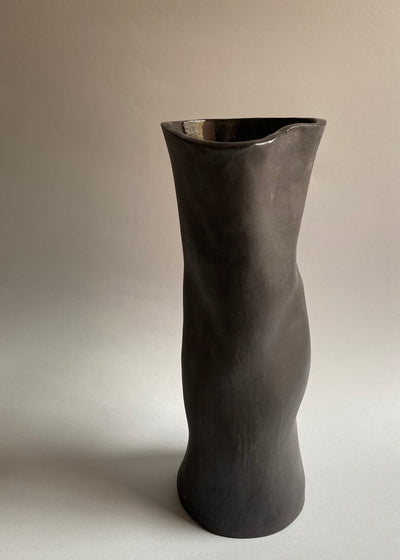 Wazon czarny gięty wysoki nr 2 - Alike Pottery Studio