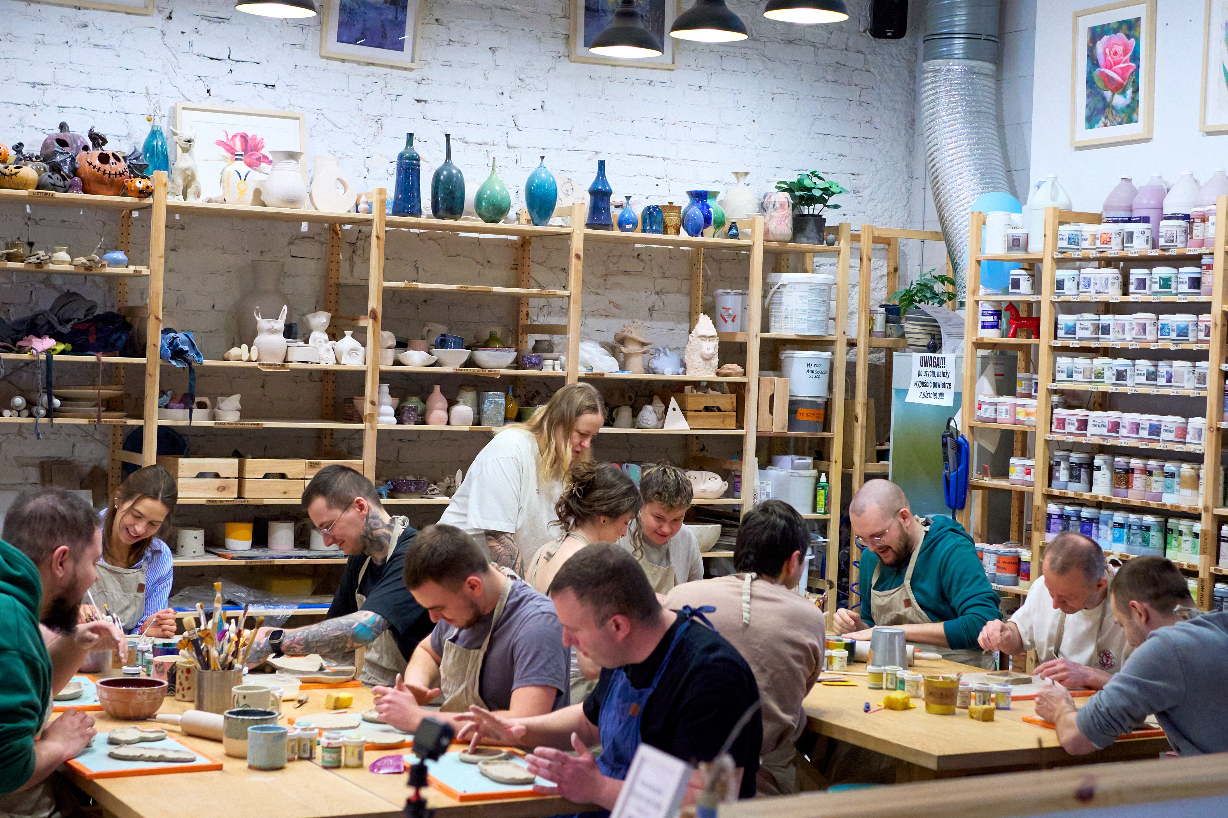 Malowanie kubków lub tworzenie przedmiotów dla grupy do 14 osób - Alike Pottery Studio