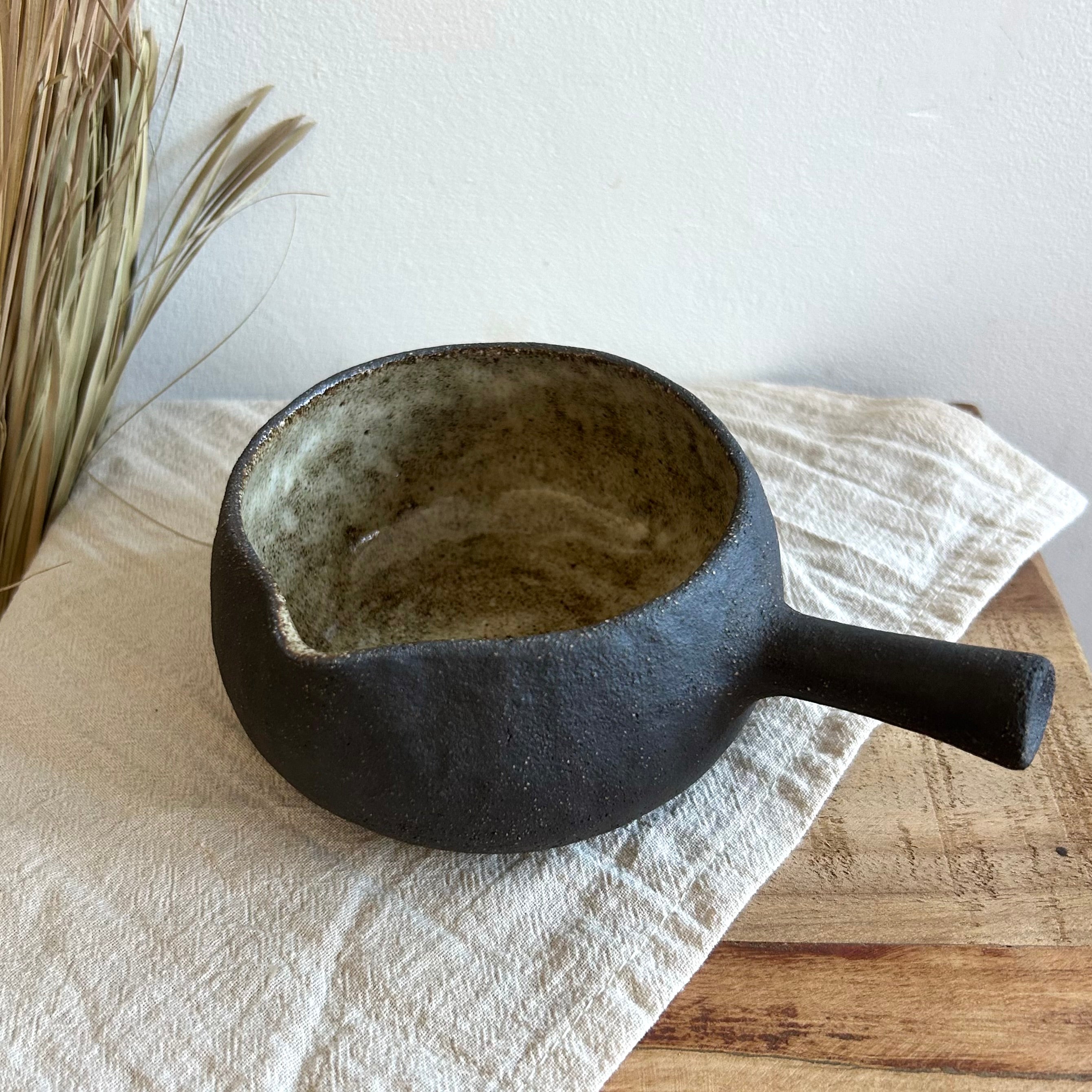 Ceramiczna Czarka z Uszkiem – Ręcznie Lepiona | Miseczka do Matcha, Sosu, Dresingu | Styl Wabi Sabi | 330ml - Alike Pottery Studio