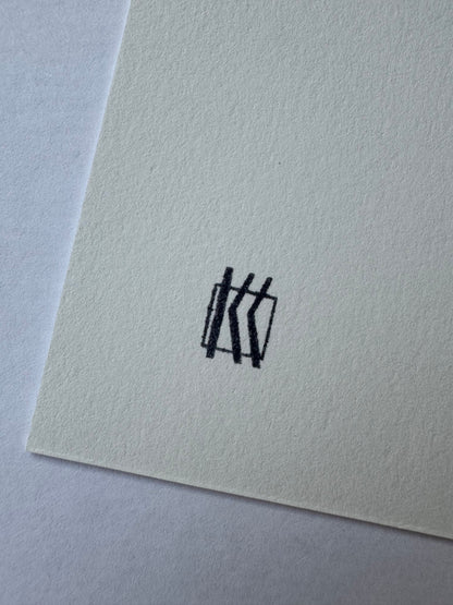 Gałązka kwitnącej jabłoni w kryształowym kałamarzu