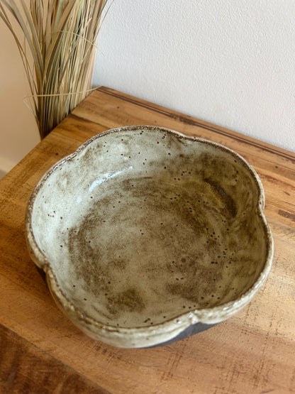 Ręcznie robiona ceramiczna miska – Petal Rim