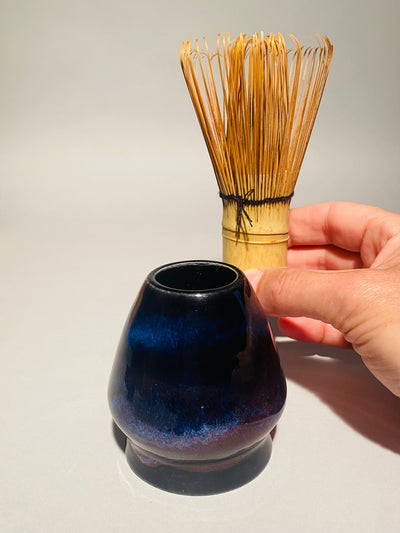 Ceramiczny stojak na chasen do matchy