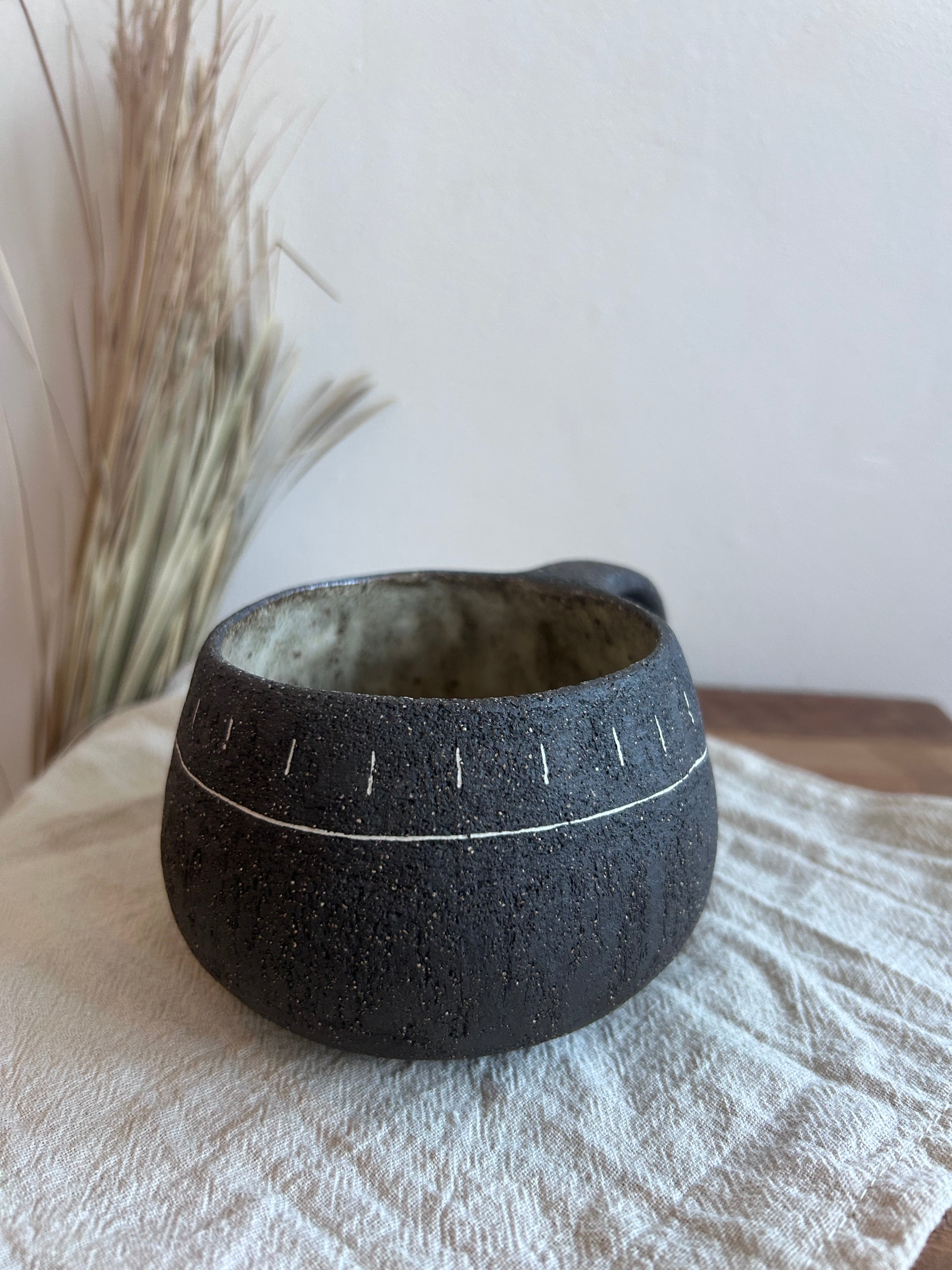 Ceramiczny Kubek z Uszkiem – Ręcznie Robiony, Styl Wabi Sabi | Kamionka z Dekoracją Mishima | 300ml - Alike Pottery Studio