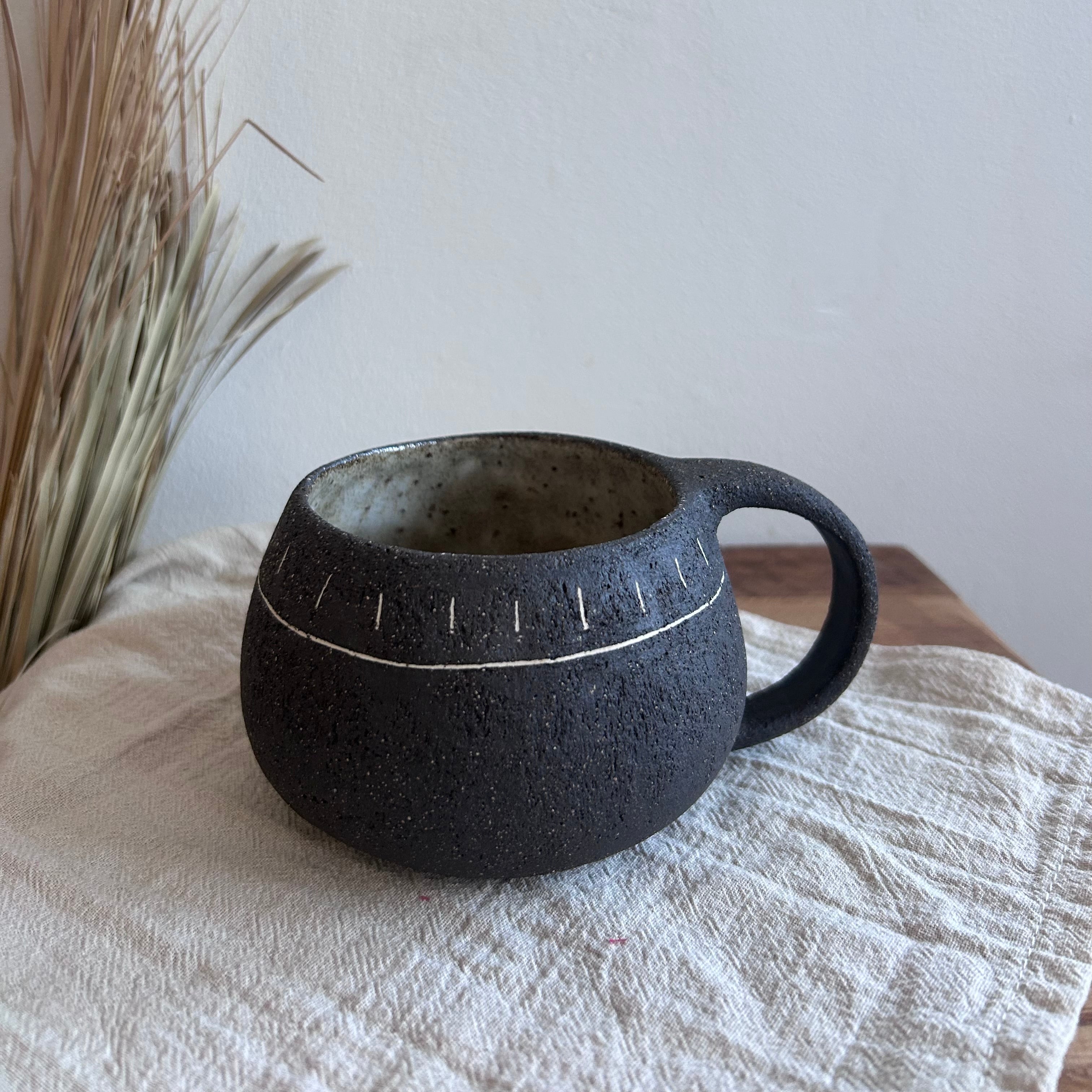 Ceramiczny Kubek z Uszkiem – Ręcznie Robiony, Styl Wabi Sabi | Kamionka z Dekoracją Mishima | 300ml - Alike Pottery Studio