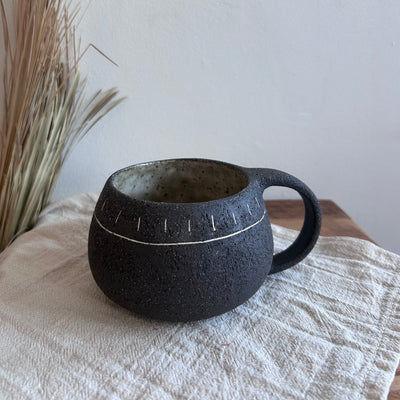 Ceramiczny Kubek z Uszkiem – Ręcznie Robiony, Styl Wabi Sabi | Kamionka z Dekoracją Mishima | 300ml - Alike Pottery Studio