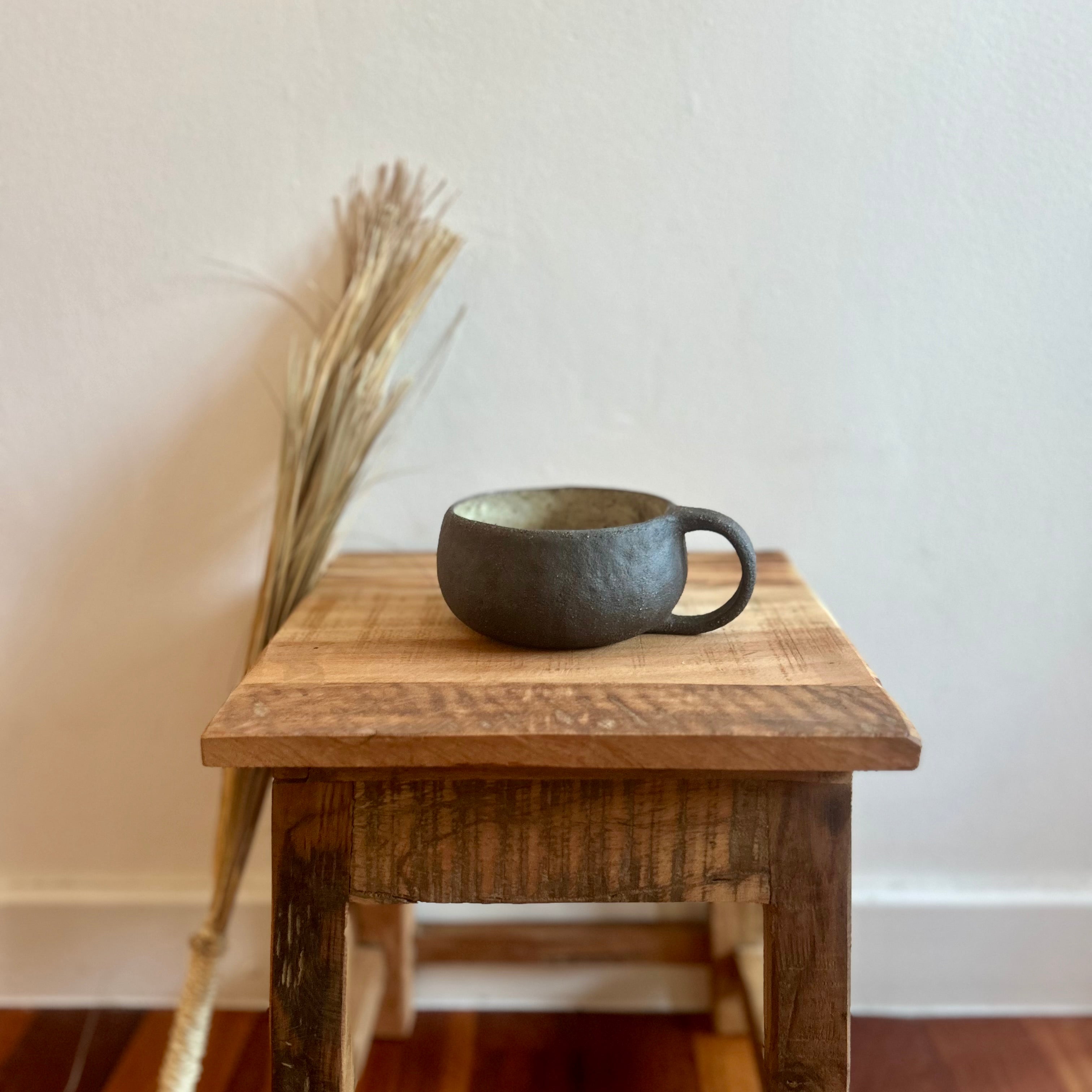 Ręcznie formowana miseczka / kubek 300 ml – surowa, ziemista ceramika