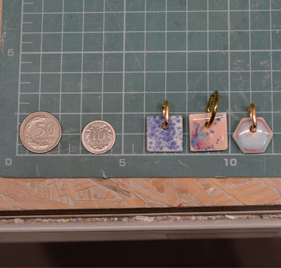 Porcelanowe kolczyki nakrapiane, błękit i pomarańcz #7 - Alike Pottery Studio