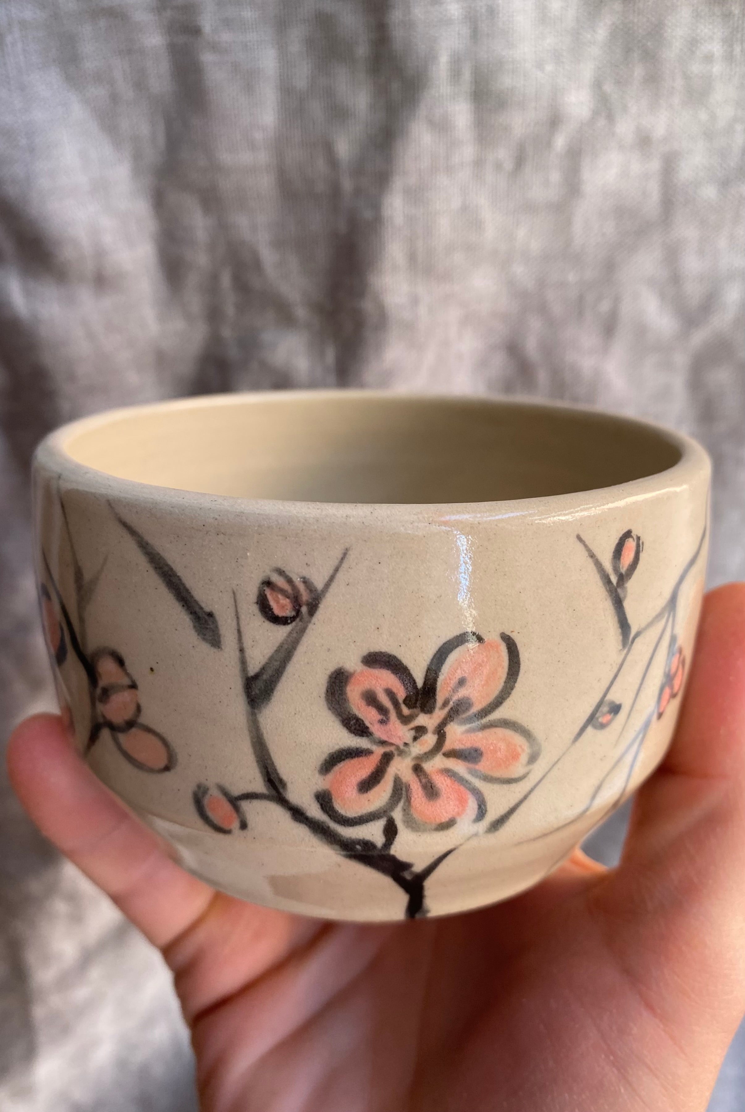 Czarka chawan z kamionki kwiaty śliwy - Alike Pottery Studio