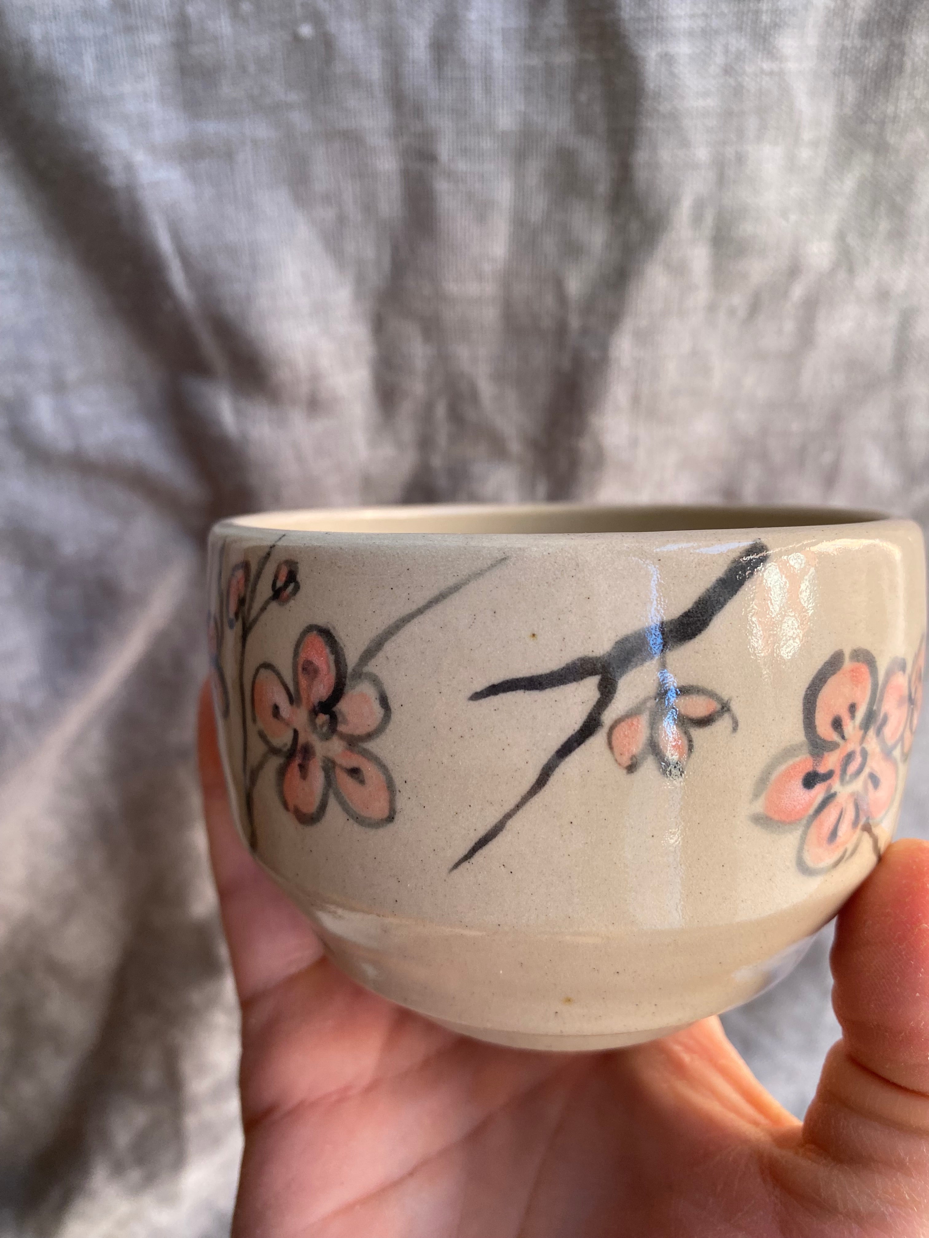 Czarka chawan z kamionki kwiaty śliwy - Alike Pottery Studio