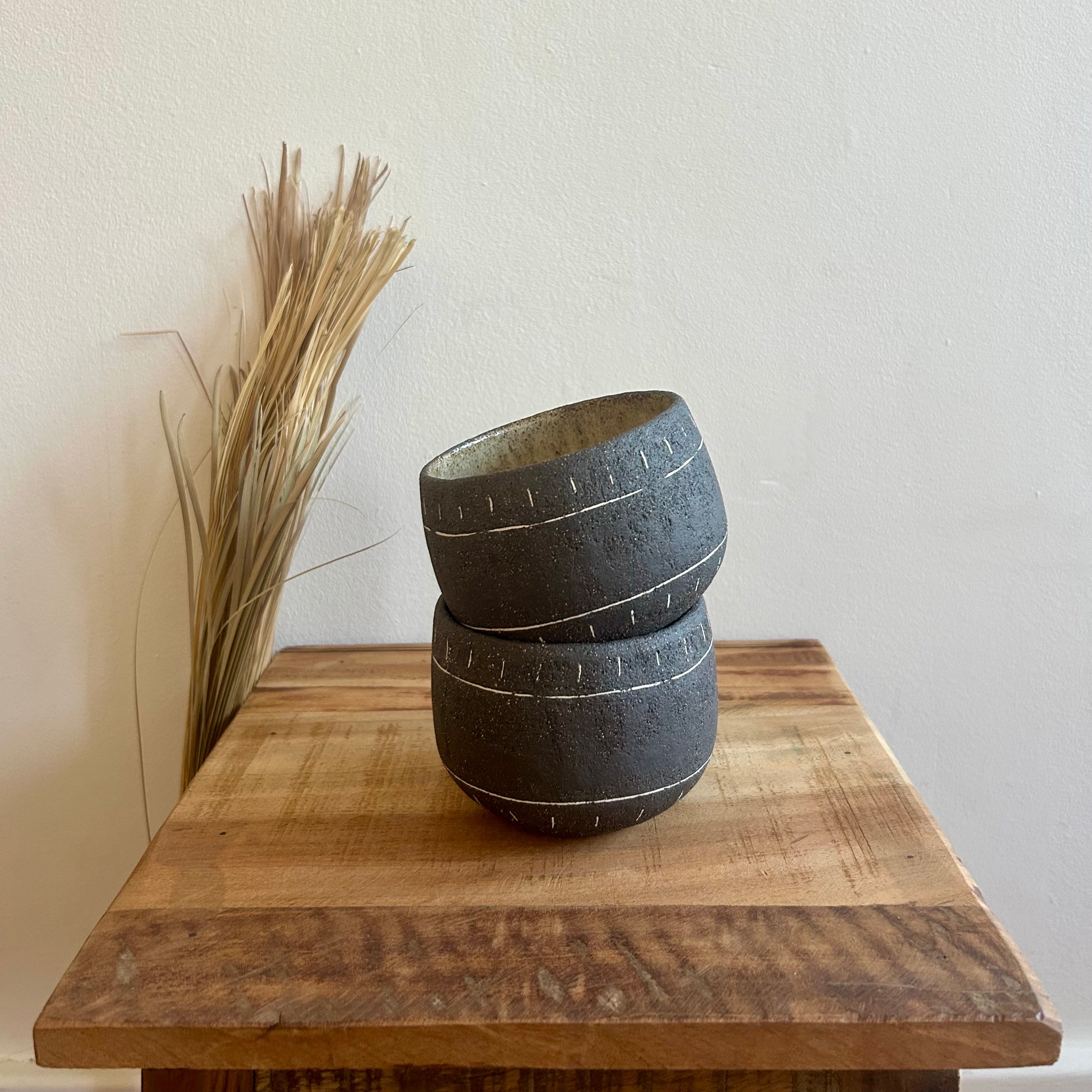Ceramiczny Kubek Wabi Sabi – Ręcznie Robiony z Kamionki | Idealny na Kawę, Herbatę i Matchę | 330ml - Alike Pottery Studio