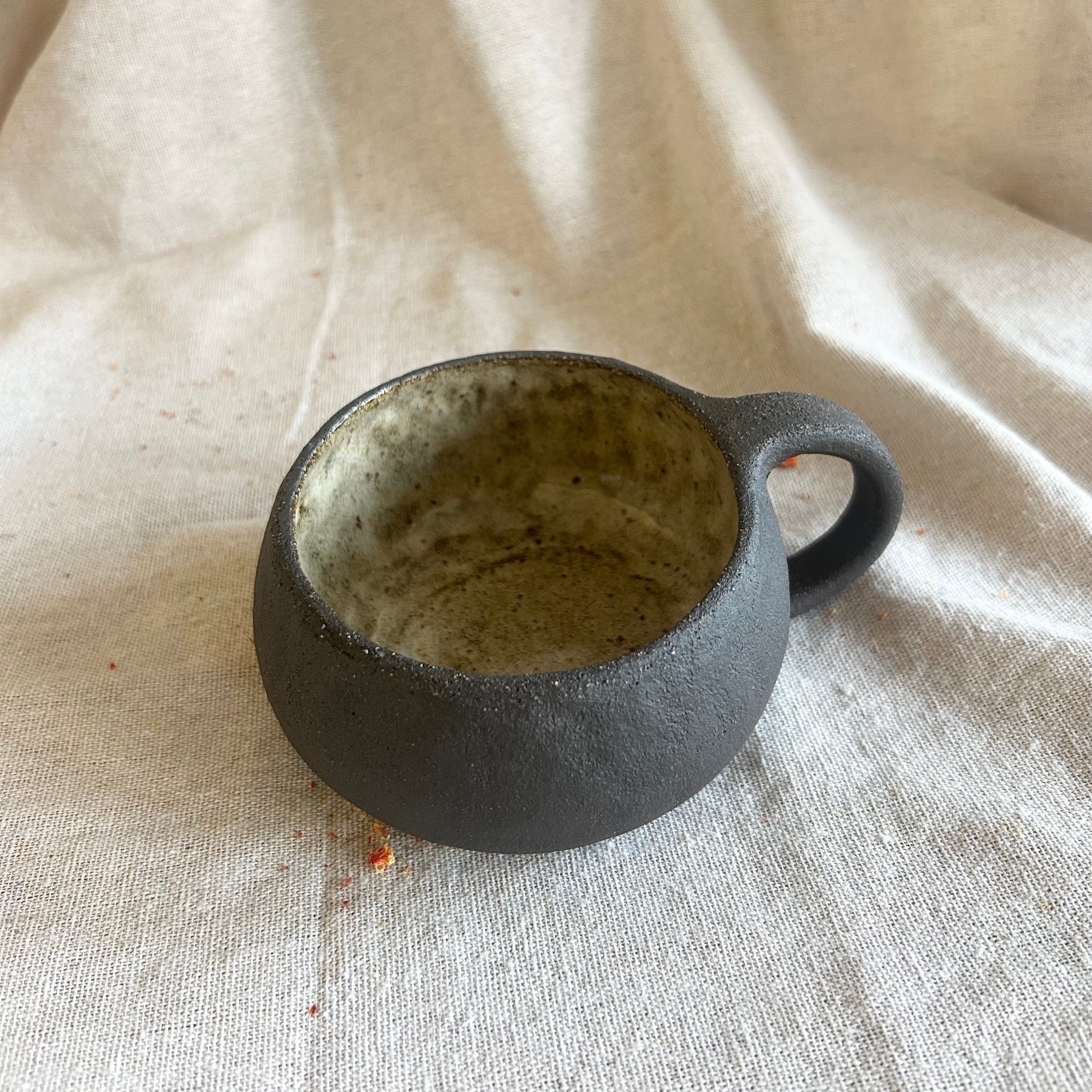 Ręcznie formowana miseczka / kubek 300 ml – surowa, ziemista ceramika