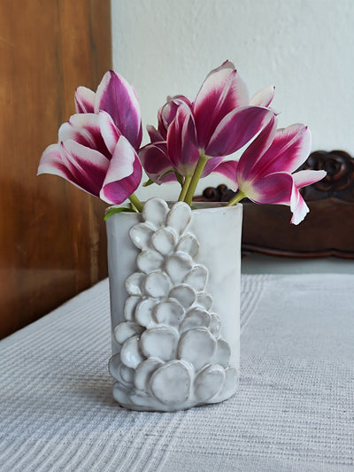Biały niewielki wazon z rzeźbiarskim elementem - Alike Pottery Studio