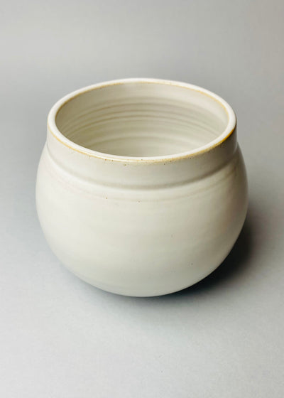 Wazonik z kamionki biała kula - Alike Pottery Studio