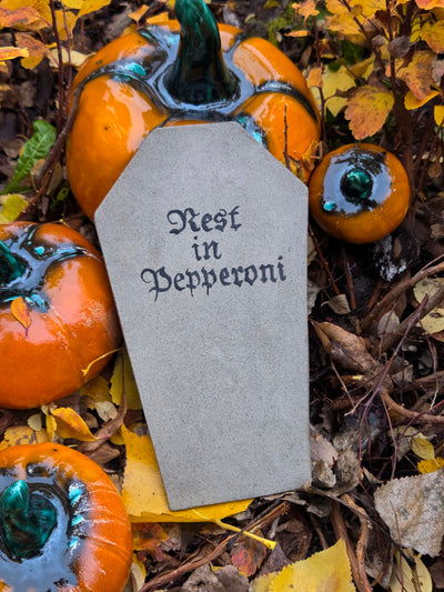 Nagrobek Rest in Pepperoni - Halloweenowa dekoracja lub patera na przekąski