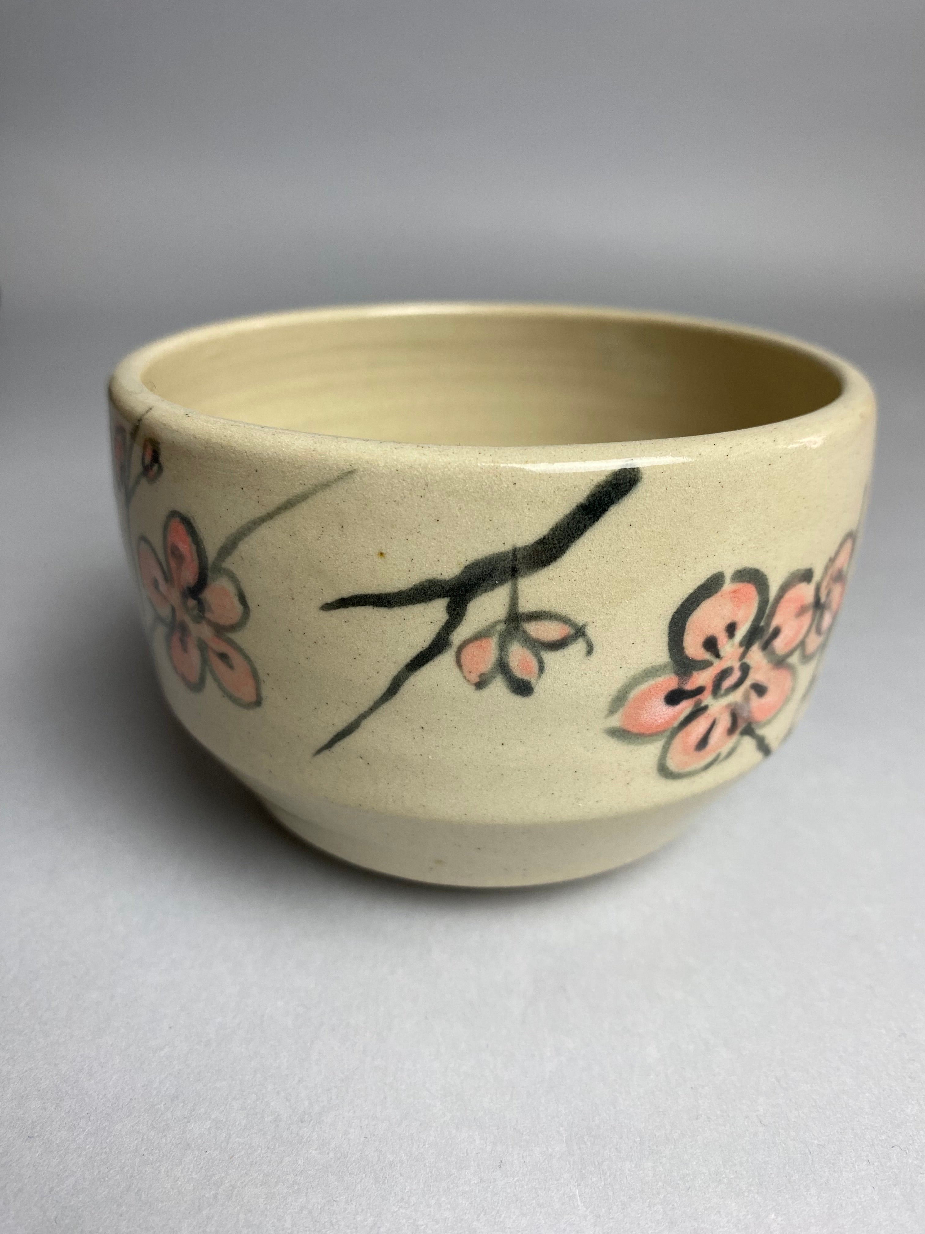 Czarka chawan z kamionki kwiaty śliwy - Alike Pottery Studio